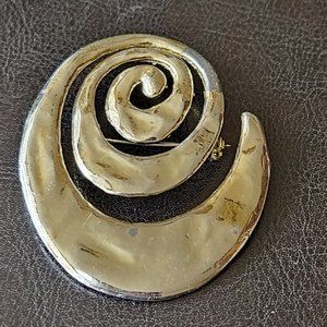 Swirl brooch